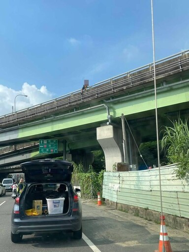 一隻腳在冥界！台86線驚見「男子跨坐橋墩上」