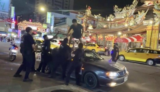 影/饒河夜市狂男站車頂暴走 6警勸不聽壓制送醫