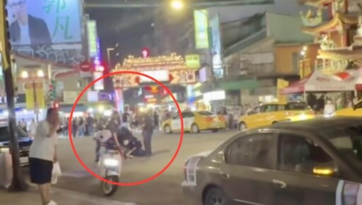 影/饒河夜市狂男站車頂暴走 6警勸不聽壓制送醫