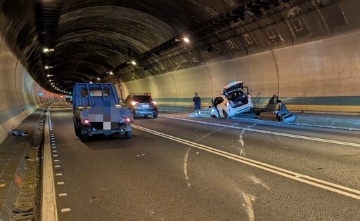 國3木柵隧道轎車自撞內側護欄 輪軸掉落波及1車釀1傷
