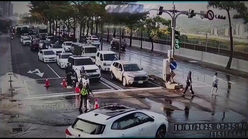 影/淡水街道驚變「淡水河」！管線破裂釀災、影響戶數暫不明