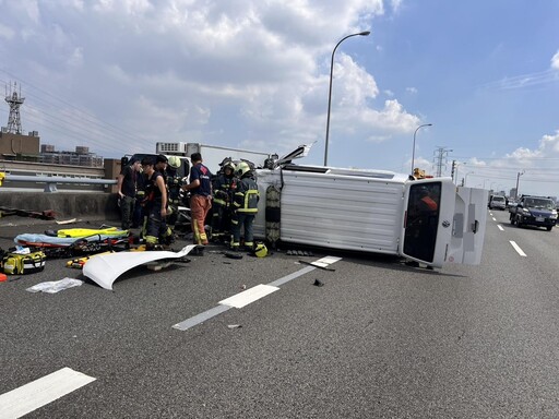 影/汐五高架三重段「救護車貨車相撞翻覆」！3傷送醫