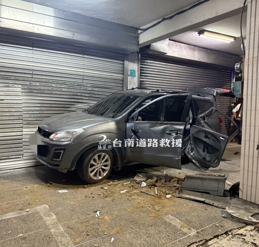 影/台南嚴重事故！「撞車再衝民宅」變形碎裂現場直擊