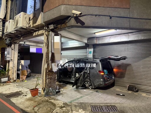 影/台南嚴重事故！「撞車再衝民宅」變形碎裂現場直擊