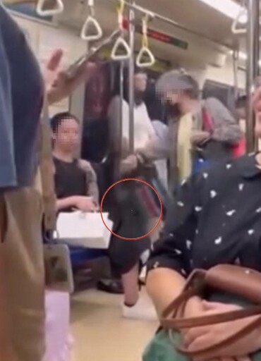 影/北捷阿嬤新視角！「包包2連擊」長髮哥膝蓋遭踹飛