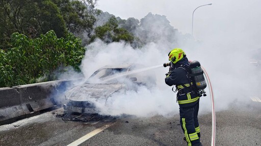 影/國1三義段烈焰毀車直擊！勇消急灌救