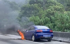 影/國1三義段烈焰毀車直擊！勇消急灌救