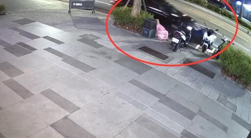 影/新北喪屍男開賓士連撞28車 車子爆胎遭逮起獲毒菸彈