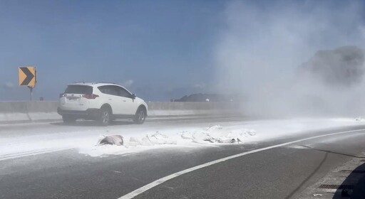 影/台2線貢寮段石粉灑落路面如下雪 警開罰送辦駕駛