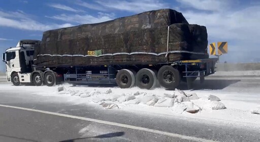影/台2線貢寮段石粉灑落路面如下雪 警開罰送辦駕駛