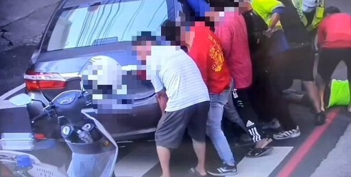 驚悚意外！台中9旬翁騎單車不明原因倒地 遭轎車輾卡車底不治