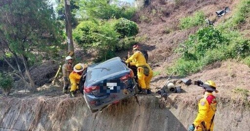 台南轎車驚悚卡邊坡懸空「2人受困」 17歲騎士昏迷送醫