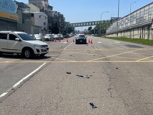 影/高雄52歲男暴衝撞7車命危 女騎士「頭下腳上插地」嚴重骨折