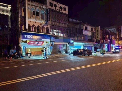 影/蘇澳深夜巨響!轎車失控撞民宅「車頭不見」 23歲男重傷送醫