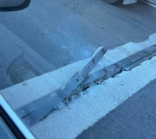 角鋼「雄起」釀上班噩耗！台62線「30車遭插穿爆胎」