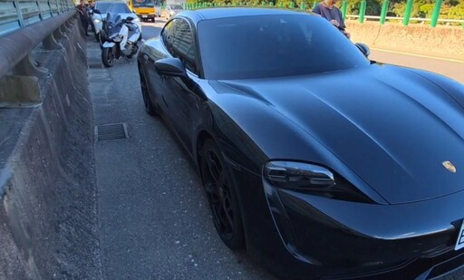 影/台62伸縮縫角鋼翹起害30車爆胎 保時捷彈飛慘賠5萬