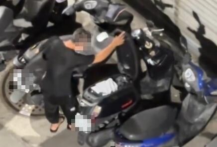 影/單車男夜巡機車置物箱「一個一個摸」！ 偷竊行徑全都錄