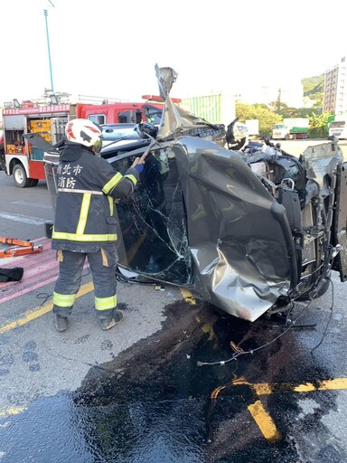 台北港轎車高速逆向撞4車 單車騎士傷重不治
