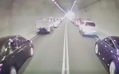 國道火燒車消防車趕現場 隧道內「摩西分海」壯觀畫面曝