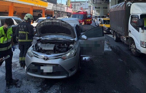 中和爆行車糾紛！騎士「丟鞭炮」釀火燒車 駕駛燒燙傷