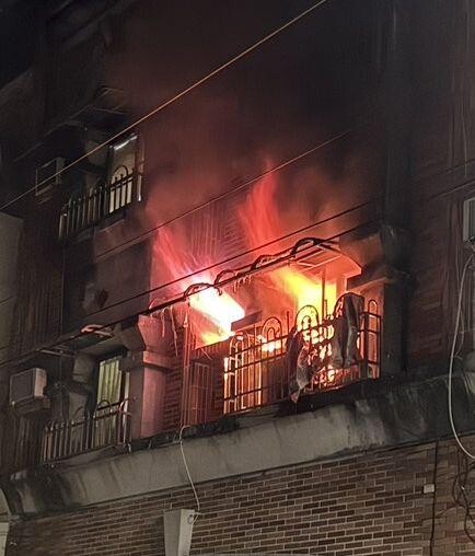 影/悚！大寮氣爆大火「玻璃全震碎」1人肚破緊急送醫