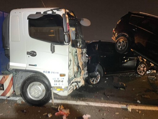 國道3號竹南路段南向嚴重車禍!多車追撞 2人受傷送醫