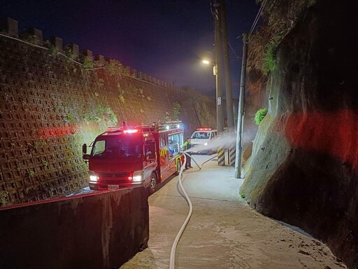 基隆阿根納造船廠旁火燒車！焰舌貼地狂燃