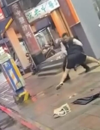 影/拳拳到肉!桃園客運驚見司機vs學生「街頭濺血對決」