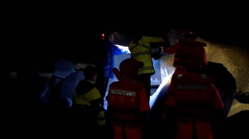 影/釣客海大岸邊驚見「一物」卡消波塊 竟是腐屍嚇壞