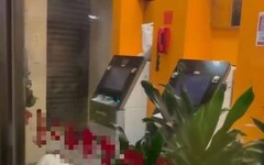 影/北市驚見遊民「霸ATM服務區反鎖爽睡」!網虧另類城市旅店