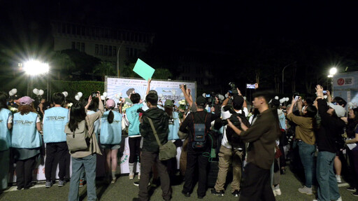 影/長榮馬拉松爆大規模示威!工會成員高舉「請假無罪」標語