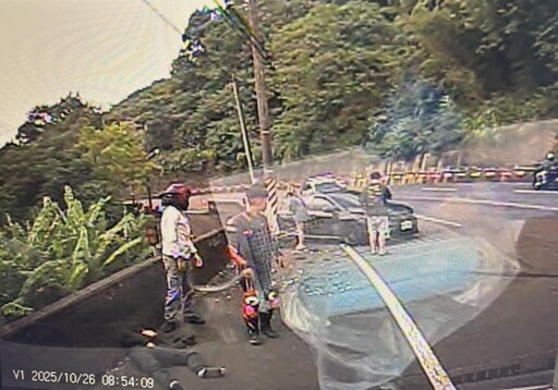 影/22歲男開福斯GTI跨雙黃線釀對撞! 19歲騎士噴飛