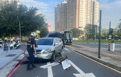 影/即刻救援！高雄駕駛轉彎撞斷輕軌號誌 暖警合力抬轎車