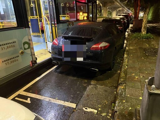 影/內湖公車爆胎「刮到」千萬保時捷 網：司機應該當場去世