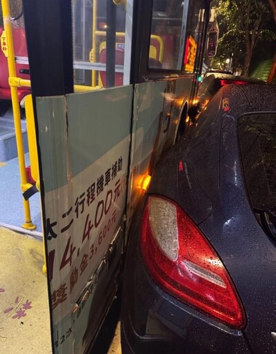 影/內湖公車爆胎「刮到」千萬保時捷 網：司機應該當場去世