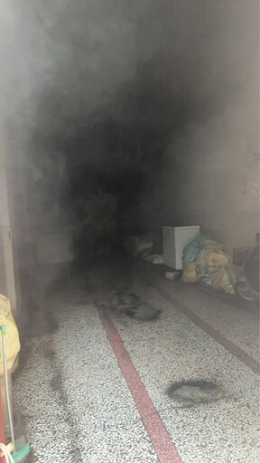屏東民宅火警 滿屋都是黑煙、2人受困幸獲救送醫