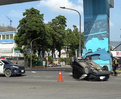 影/高雄大翻車!嫩妹「自撞分隔島」4輪慘朝天