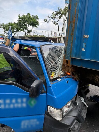 淡水小貨車追撞聯結車 駕駛夾困駕駛座全身傷
