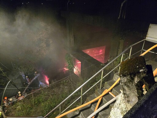 新店大火！火光沖天 4棟鐵皮屋陷火海、幸無人受困