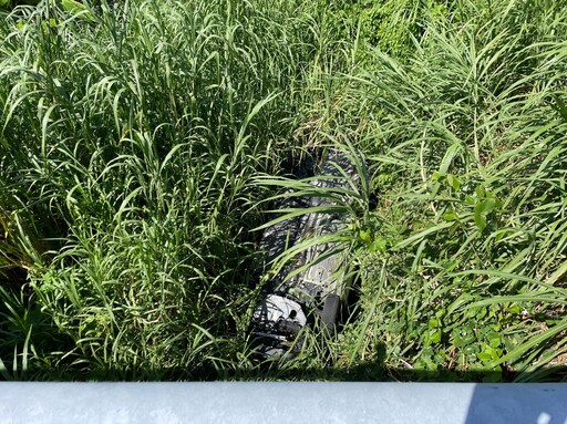 台東轎車失控墜10米深橋下 父與2歲女命大僅輕傷