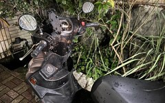 五股男愛車違停被噴「滿滿檳榔汁」 警：受理報案查緝中