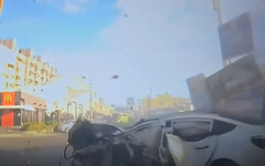 特斯拉暴衝！機車一家四口遭劇烈夾擊 夫妻腿斷恐截肢