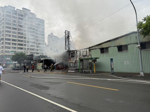高雄寶珠里「里長辦公室離奇大火」！黑煙狂竄