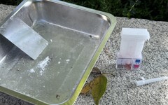 影/傻眼！林口4男2女大白天在社區外公然吸毒