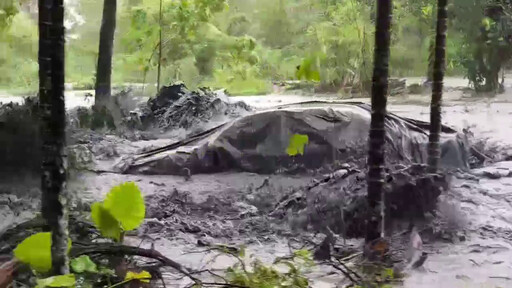 影/馬太鞍便橋遭淹沒！ 明利村慘成「泥流漂漂河村」