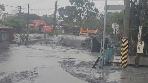 影/馬太鞍便橋遭淹沒！ 明利村慘成「泥流漂漂河村」