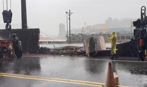 鳳凰颱風豪雨強襲基隆 曳引車打滑撞破圍牆