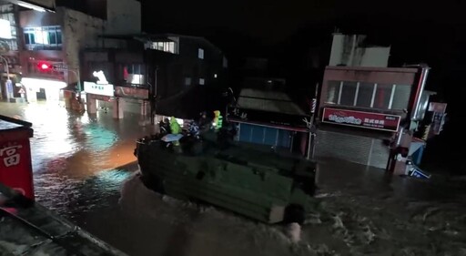 影/宜蘭蘇澳暴雨大淹水！軍方緊急出動兩棲突擊車救援