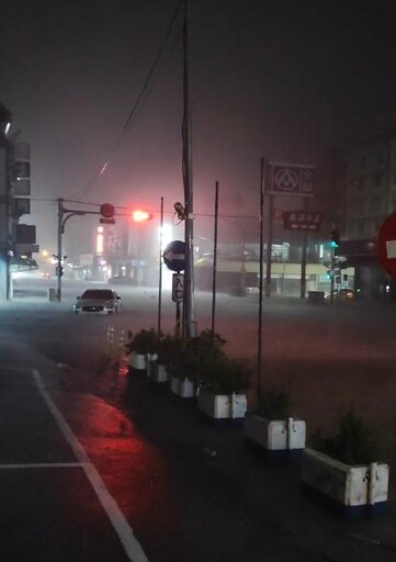 影/鳳凰颱風暴雨炸蘇澳市區！轎車快滅頂、加油站淹水2樓高