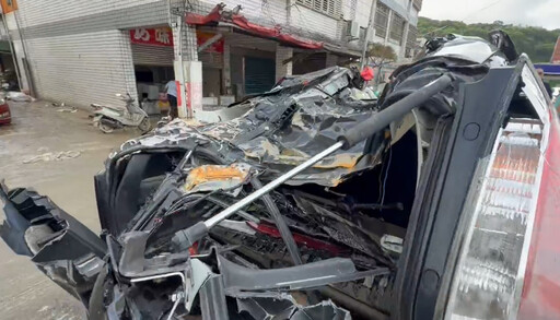 影/蘇澳災民愛車泡水拋錨 慘遭裝甲車輾壓成廢鐵